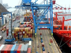 Multa de 3 millones de euros a España por la tardanza en liberalizar el sector de los servicios portuarios.