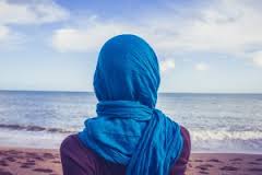 Una norma empresarial que prohíbe llevar pañuelo islámico no constituye una discriminación directa por motivos de religión