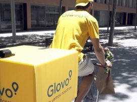 Un juzgado de Valencia reconoce la relación laboral de 97 ‘riders’ con la empresa titular de Deliveroo